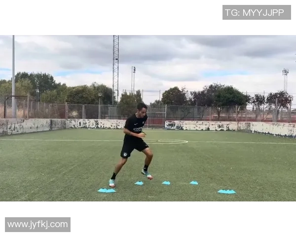 足球明星的器械训练秘籍视频分享助你提升球技与体能 足球明星的器械训练秘籍视频分享助你提升球技与体能