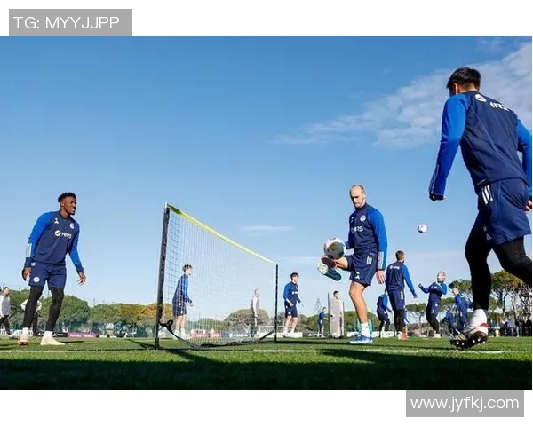 足球明星亲临网球赛场展现运动魅力与激情的精彩瞬间 足球明星亲临网球赛场展现运动魅力与激情的精彩瞬间