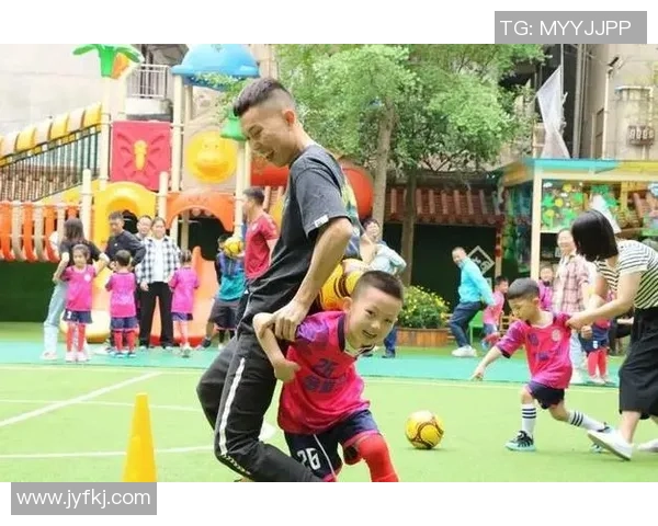 足球明星温情瞬间抱宝宝视频展现亲子时光的甜蜜与感动