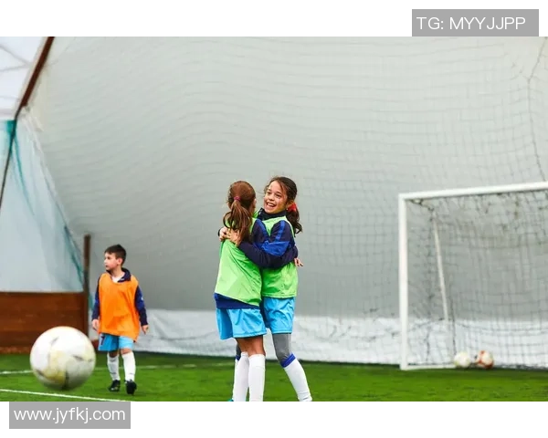 小球童与足球明星的梦幻邂逅与成长故事 小球童与足球明星的梦幻邂逅与成长故事